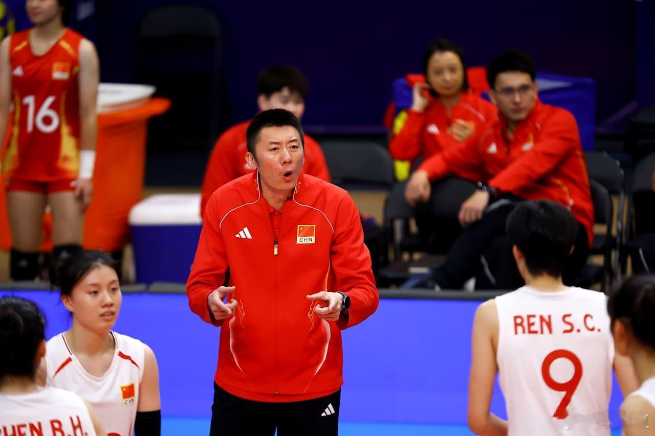 国际排坛动态中国U17女排无缘决赛2026女排U17世锦赛半决赛：中国队0-3（