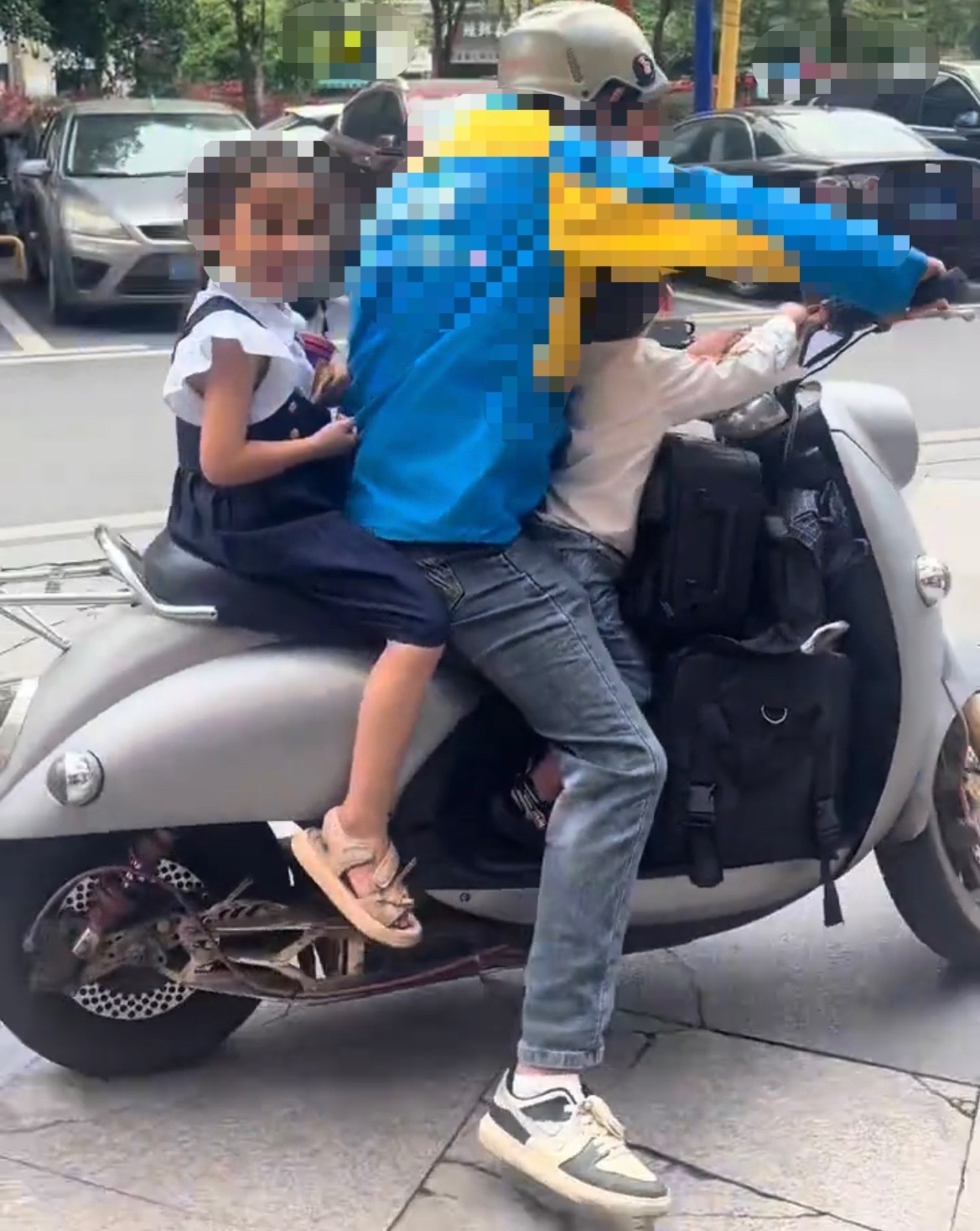 【南宁女子下单叫跑腿送孩子上学】4月28日，网友分享：广西南宁女子上班没有时间送