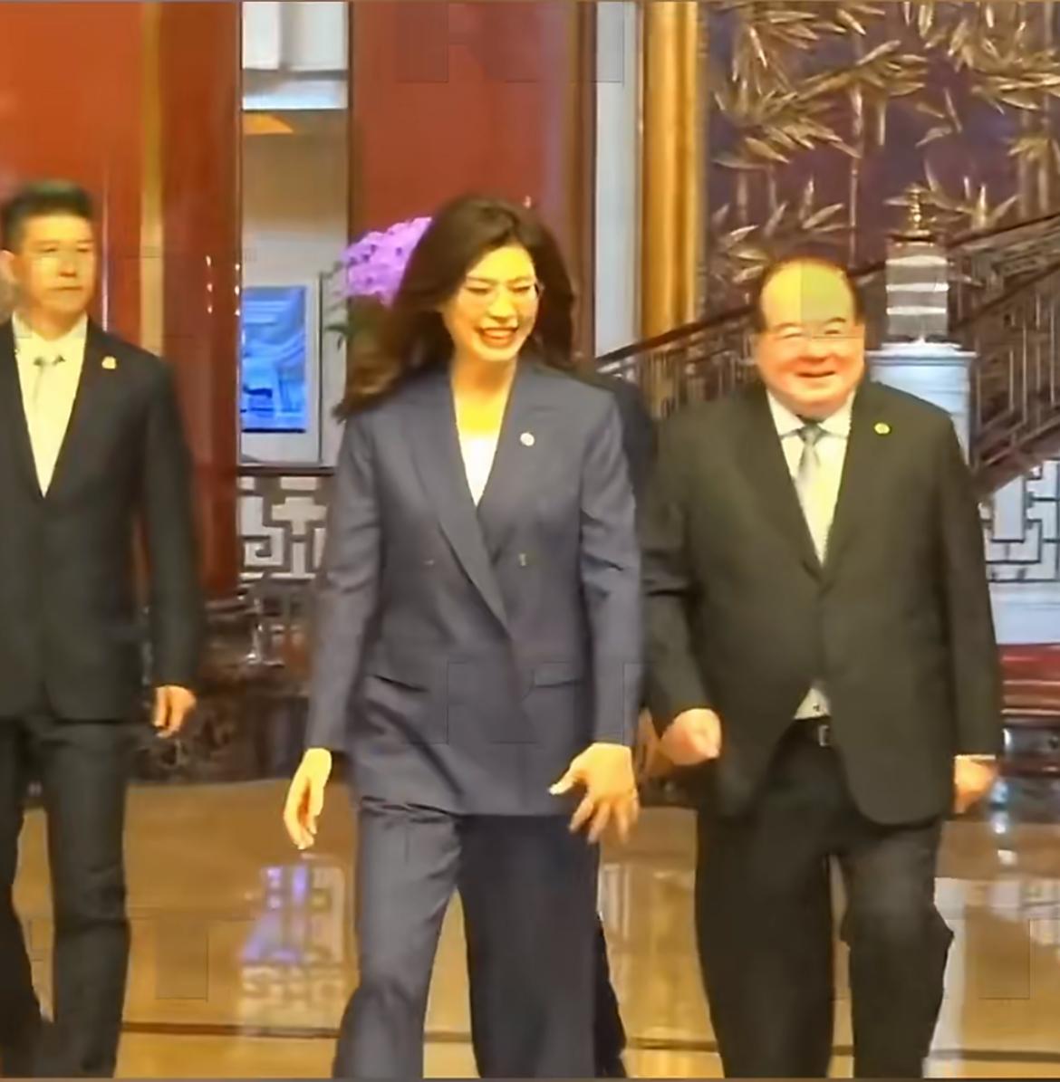 4月10日上午，中国国民党主席郑丽文走出下榻的宾馆，前往会面地点。看得出郑心情很