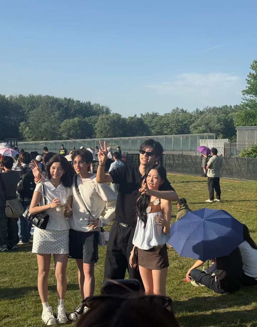 虾米音乐节偶遇怦然cp怦然心动20岁冬季愉阳和恩新同时出现在虾米音乐节，两对cp