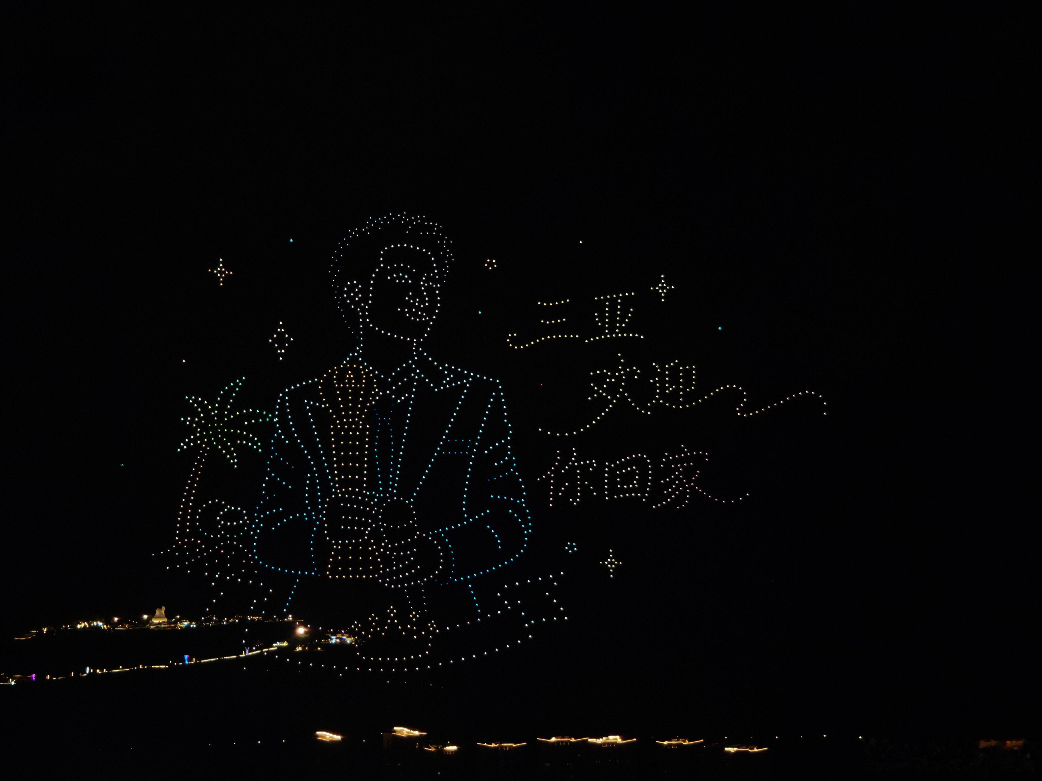 被三亚给陈楚生的无人机应援浪漫到陈楚生三亚无人机表演应援还没走进演唱会现场，就先