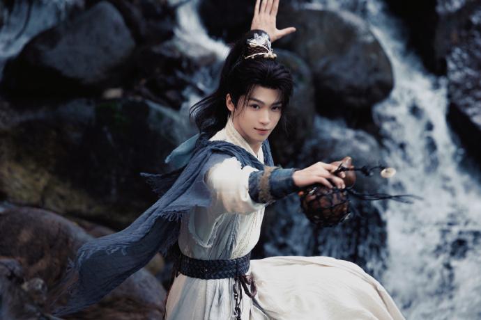 梓渝古装执剑美少年梓渝竹林有风剑气藏锋 梓渝古装执剑美少年，梓渝竹林有风剑气藏锋
