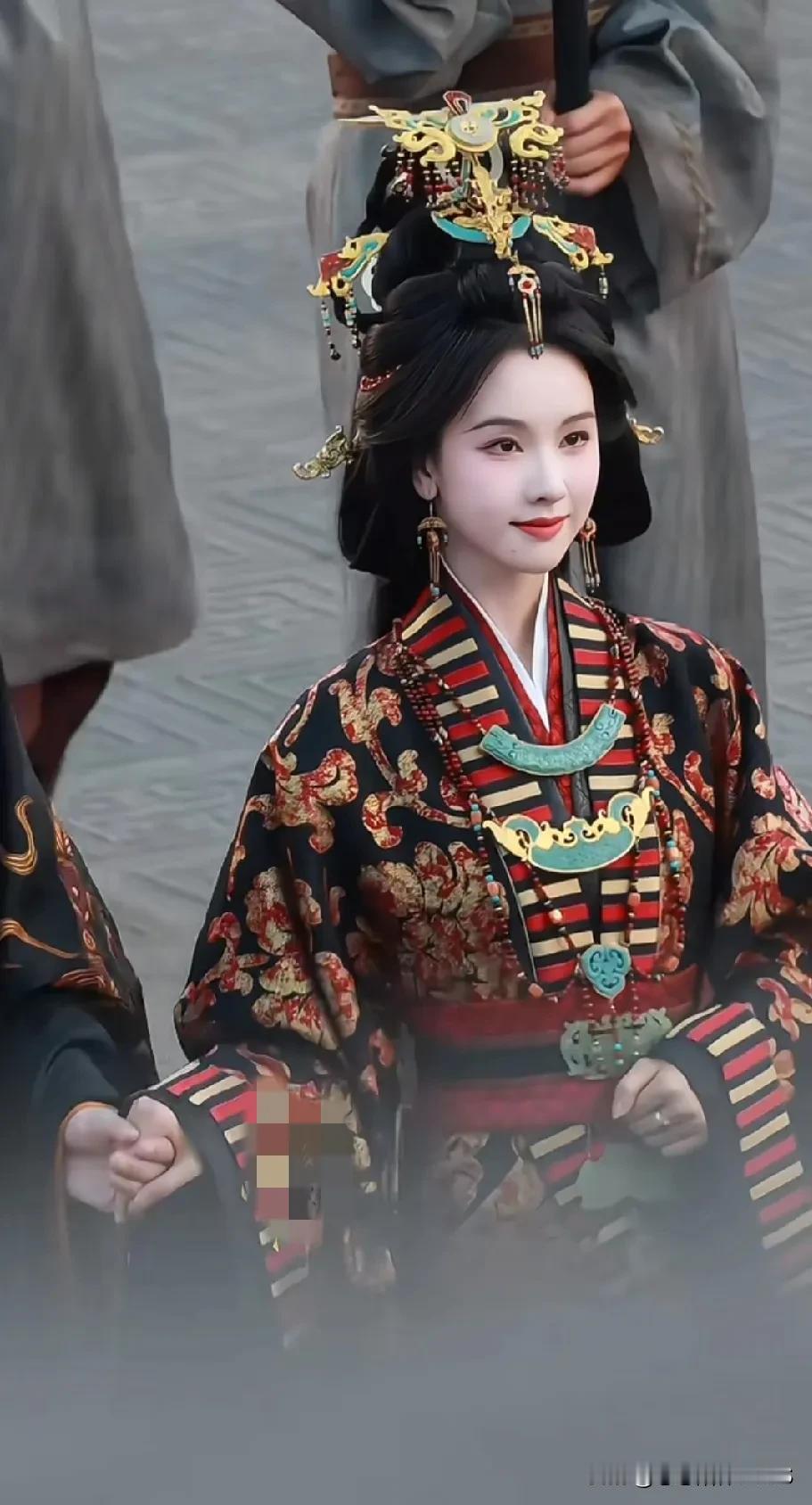 我的天呐！这服饰真是许久未见了，如此正统的古装呢！陈都灵此时脸上还带着少女的娇羞