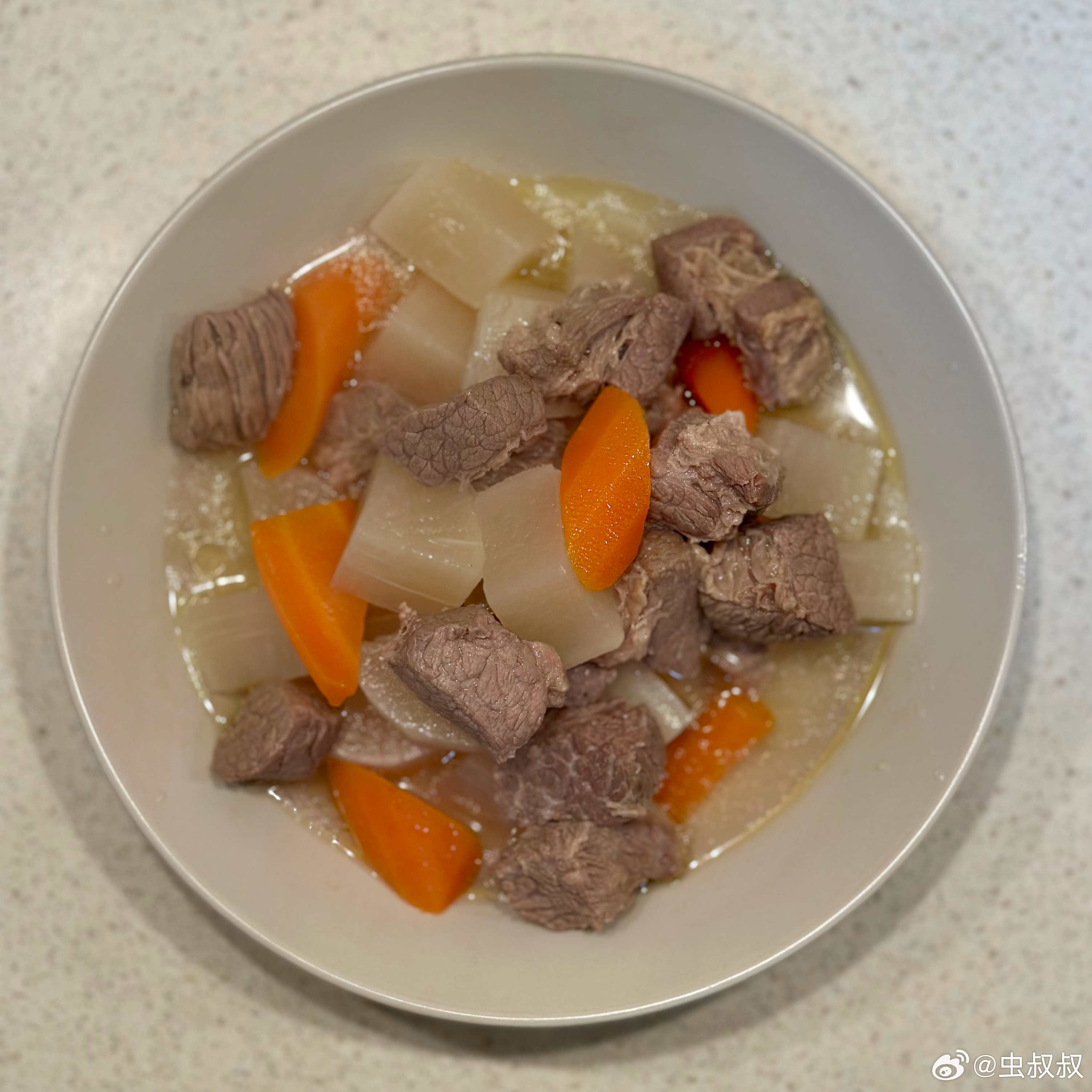 晚餐。凉拌葱葱鲫鱼，红白萝卜炖牛腩，烤南瓜。凉拌鲫鱼就是用水把鲫鱼浸熟，淋个汁，
