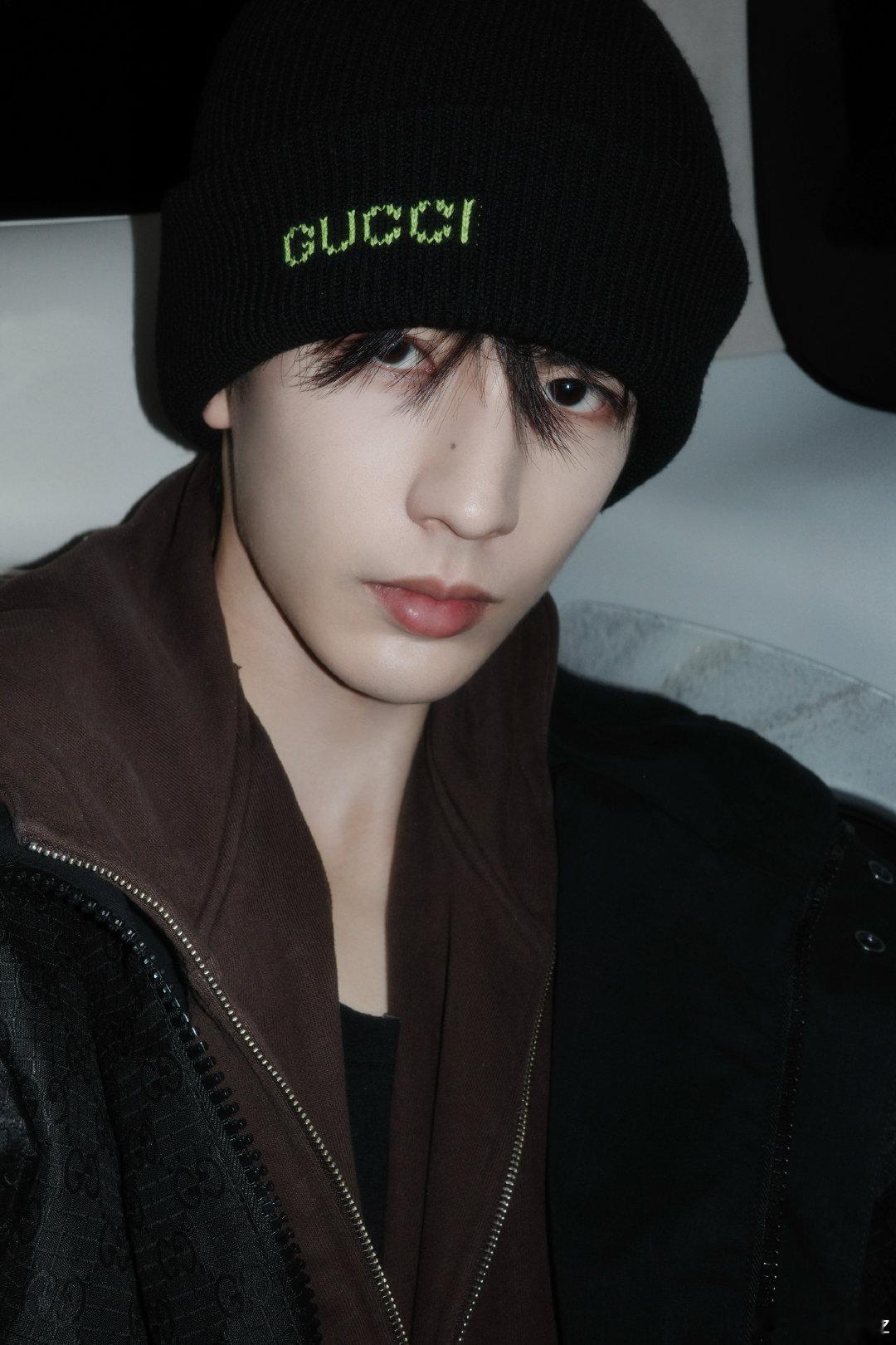 张凌赫下班晒照张凌赫回复粉丝收到晚安   张凌赫下班晒照，并且回复粉丝收到，晚安