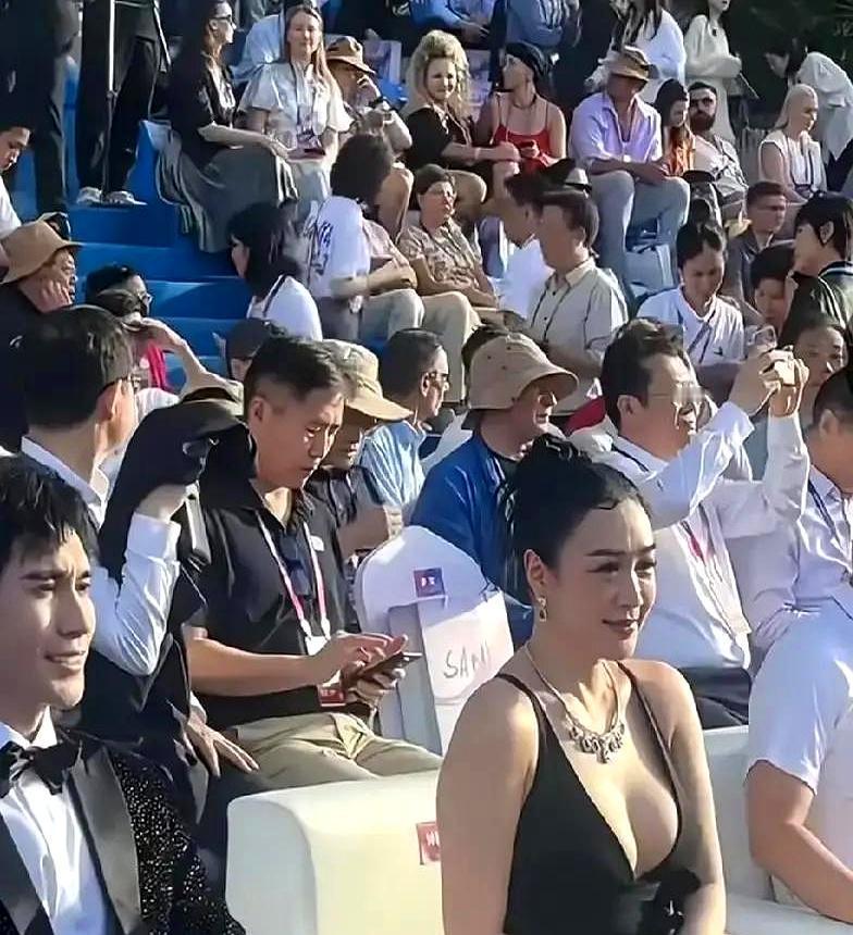 54岁钟丽缇弯腰捡耳环，深V走光没打码，弹幕炸了。
 
一半人喊“姐姐杀我”，一