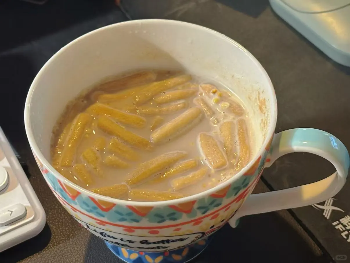 这是我今天的下午茶：蒙古咸奶茶+果条
