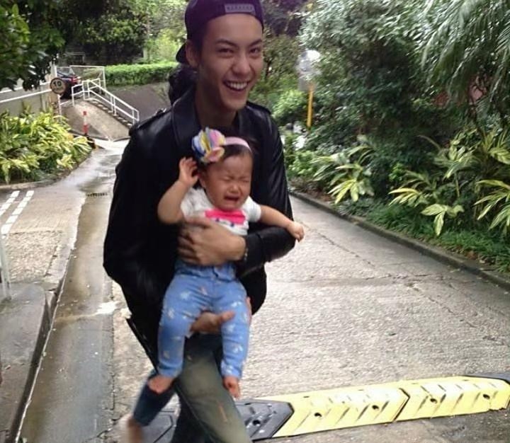 陈伟霆说40岁之前要结婚生子，现在他梦想成真了。陈伟霆之前帮哥哥姐姐带娃也积攒了