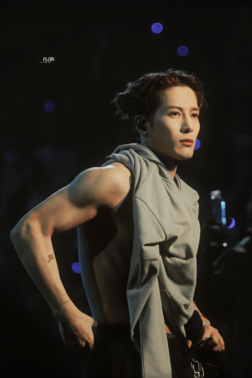 没想过王嘉尔和江湖也这么适配 《镖人》主题曲《天下过客》让我对王嘉尔刮目相看！他