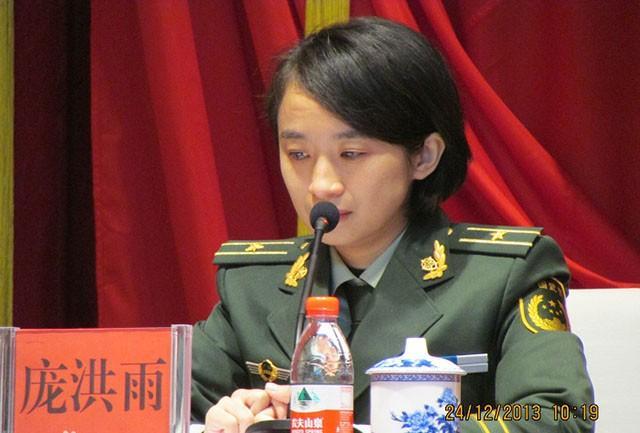 2013年，一名31岁的女老师突然被破格招入部队，还直接给了少校军衔，可她既不满