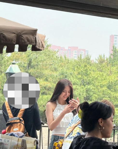 偶遇金子涵游环球影城金子涵退圈后的近照 金子涵退圈后首次被偶遇！现身环球影城游玩