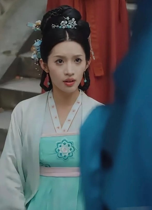 短剧播出没审核吗啊？这明显把手机放胸前了，这太明显的穿帮 ​​​