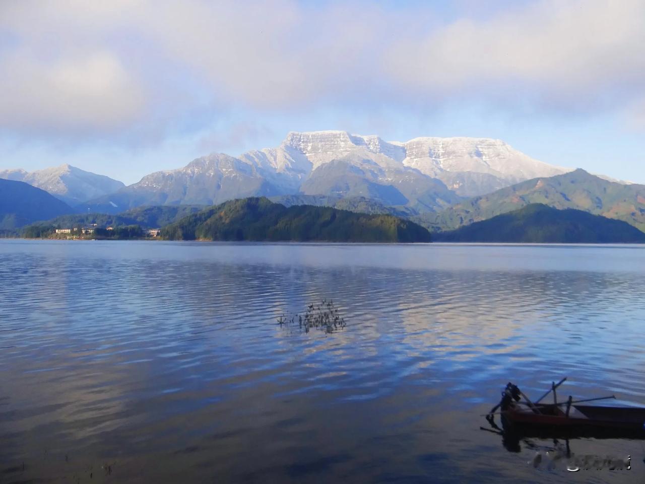 瓦屋山之奇景：雪后的梦幻邂逅日照金山和佛光奇观

      冬季的眉山洪雅县（