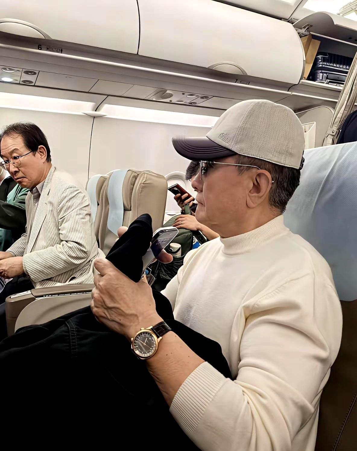 飞机上偶遇张志坚，我被他手腕上的东西吓到了！
这还是那个演“高育良”的老戏骨吗？