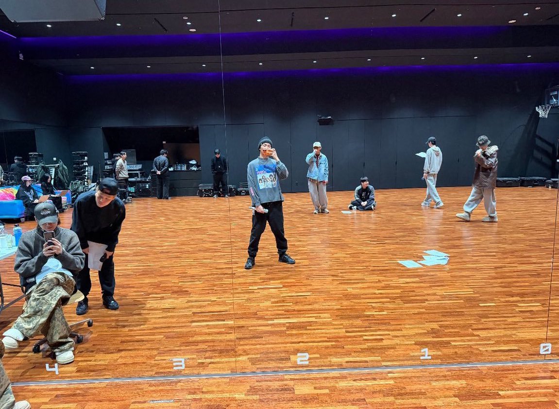 防弹少年团完整体七人练习室合照，期待！！！ 