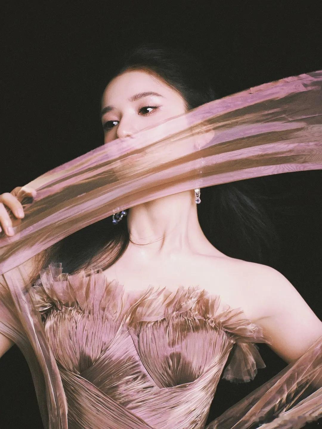 张婧仪👸比亚迪活动出发图，完全女神！好有氛围感，还以为在拍杂志☺️ 