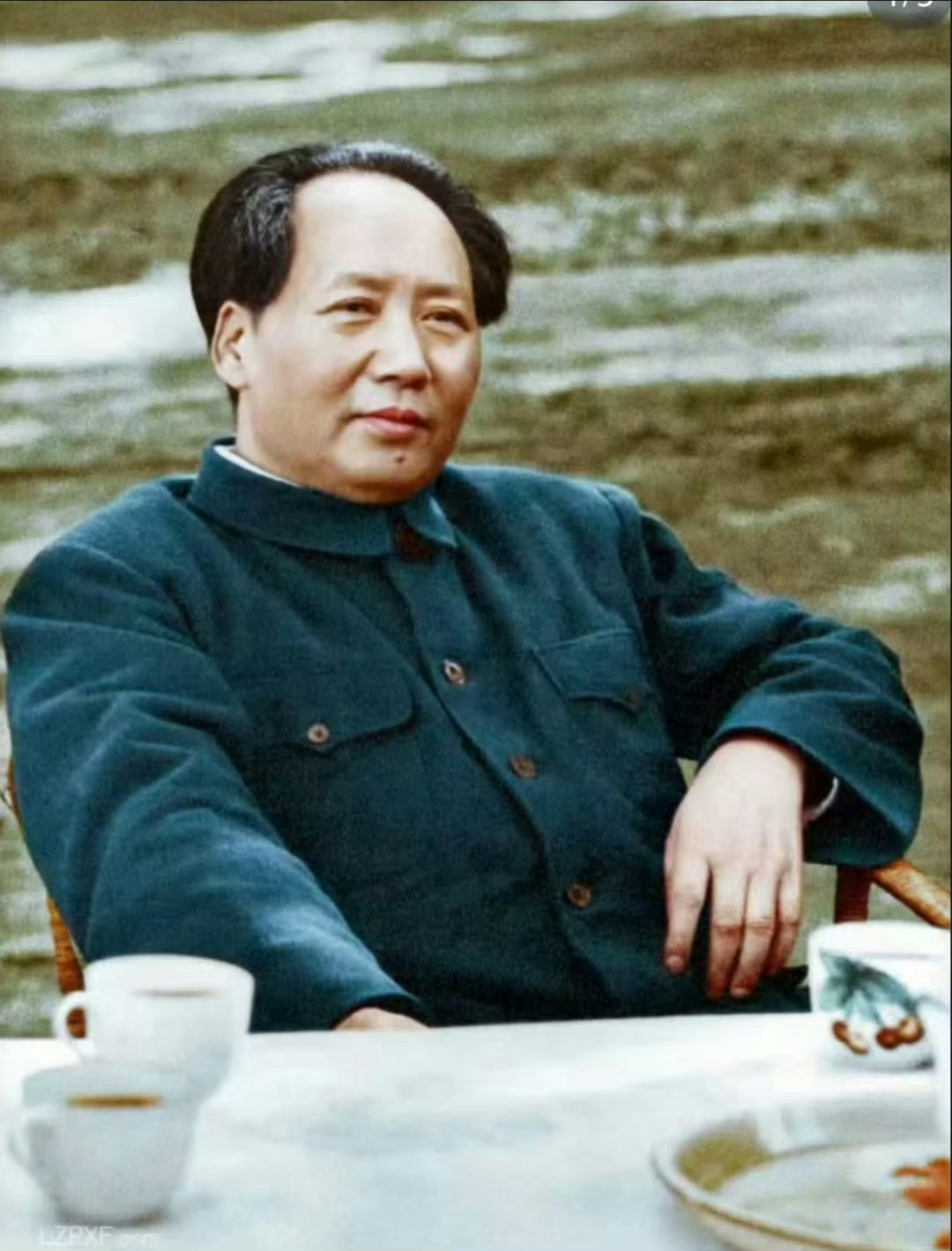 一代伟人永远活在人民的心中！[心] ​ ​​​