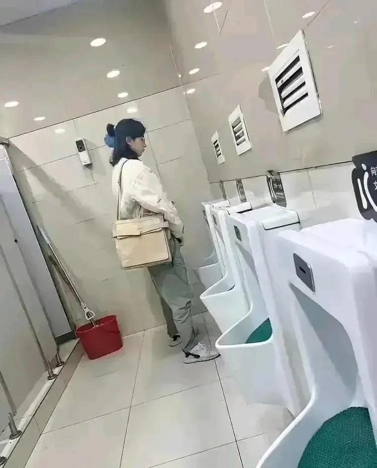 这是什么情况？现在走也不是站也不是…[what]