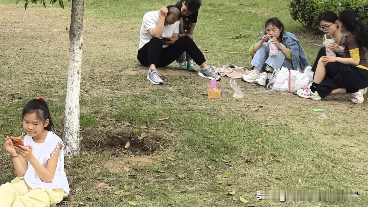 漯河市召陵区牡丹江路大桥东沿河到淞江路之间，因为有一个牡丹园，每年的四月份，牡丹