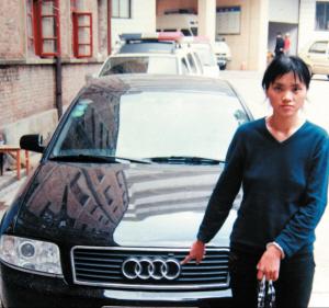 2011年，云南的“土皇后”杨菊芬得知自己即将执行死刑，她戴着脚镣，穿着囚服，却