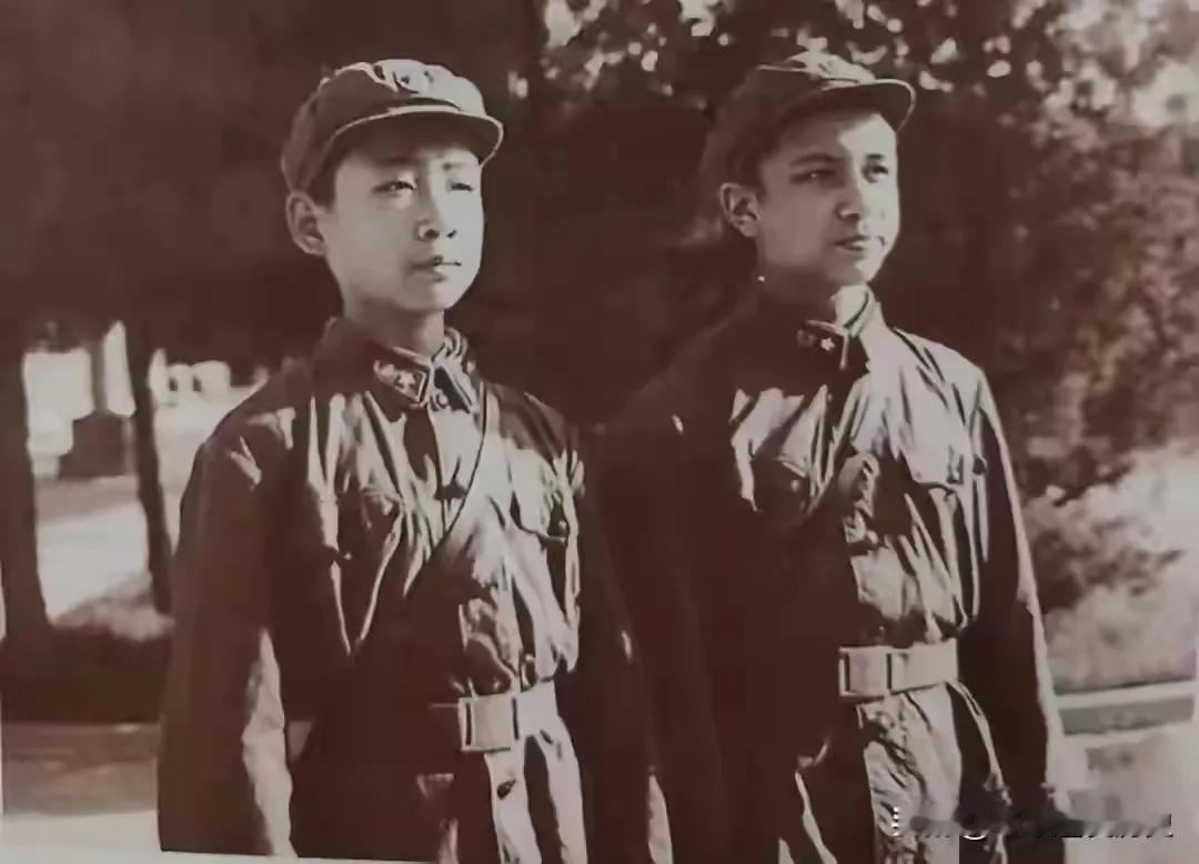 大家仔细看，画面中的两名小战士，一个13岁，一个16岁，虽然他们脸上还带着少年的