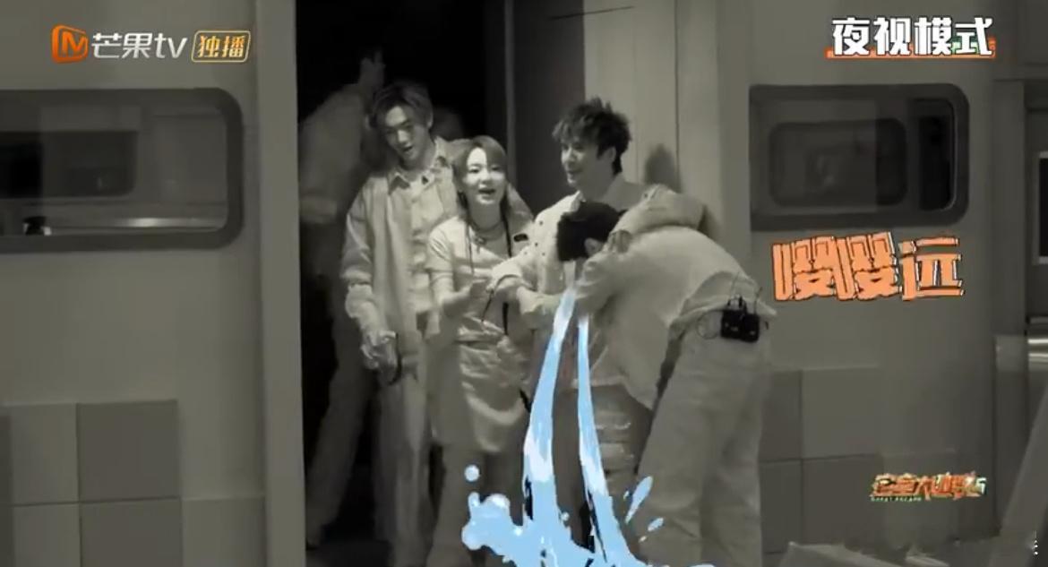 #胆小的弟嘴碎的哥冷静的姐#陈哲远胆小的样子也太真实了，而且和哥哥姐姐们在一起的