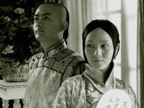 1901年前后，天津天仙园每到散戏的点儿，总有个年轻人站在后台门口等着。手里提一