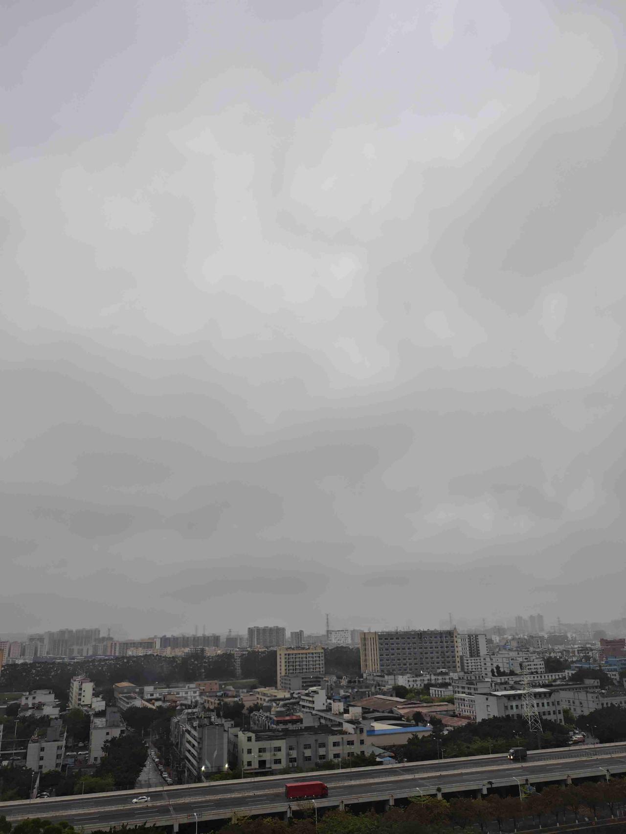 我的今日状态：😁轻松愉快
我这里的天气：☁️阴天：深圳今日阴天，气温22度到2