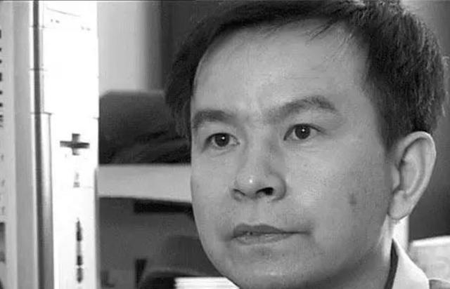 1992年的某个傍晚，公安局的档案室里气氛紧张。浙大高材生李红涛刚被押解进来，手