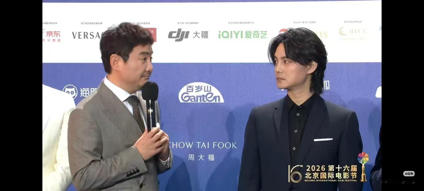 北影节沈腾沙溢军艺校草之争北影节这段名场面反复循环，校草保卫战说来就来，俩人当场