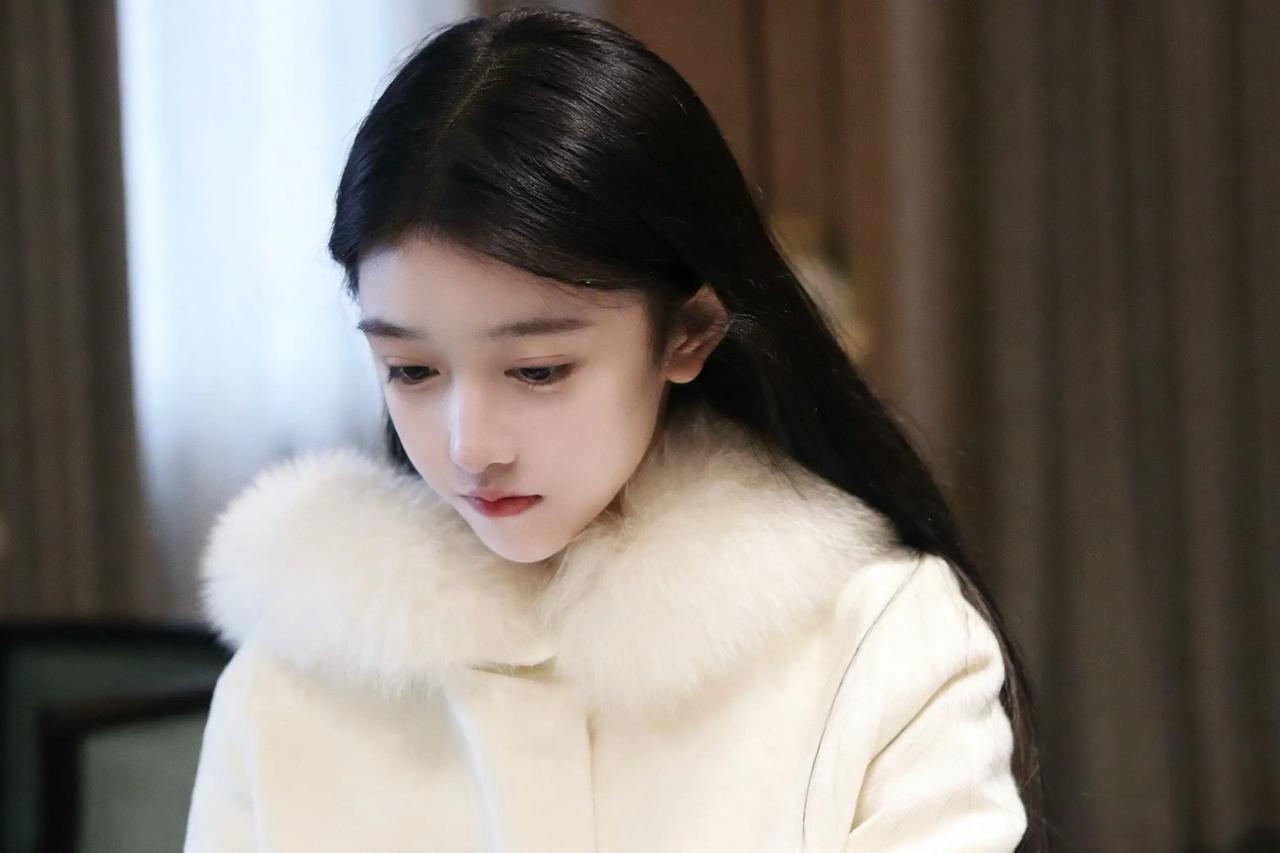 这大概就是传说中的“财阀千金”脸吧？肤白貌美，气质绝尘，随便一个撩头发的动作都美
