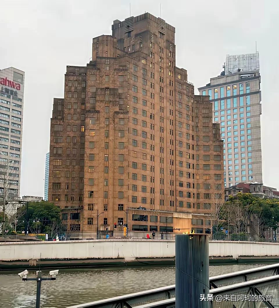 上海外滩北头，过了外白渡桥，有栋咖啡色的老楼。墙面灰扑扑的，旁边全是玻璃幕墙的高