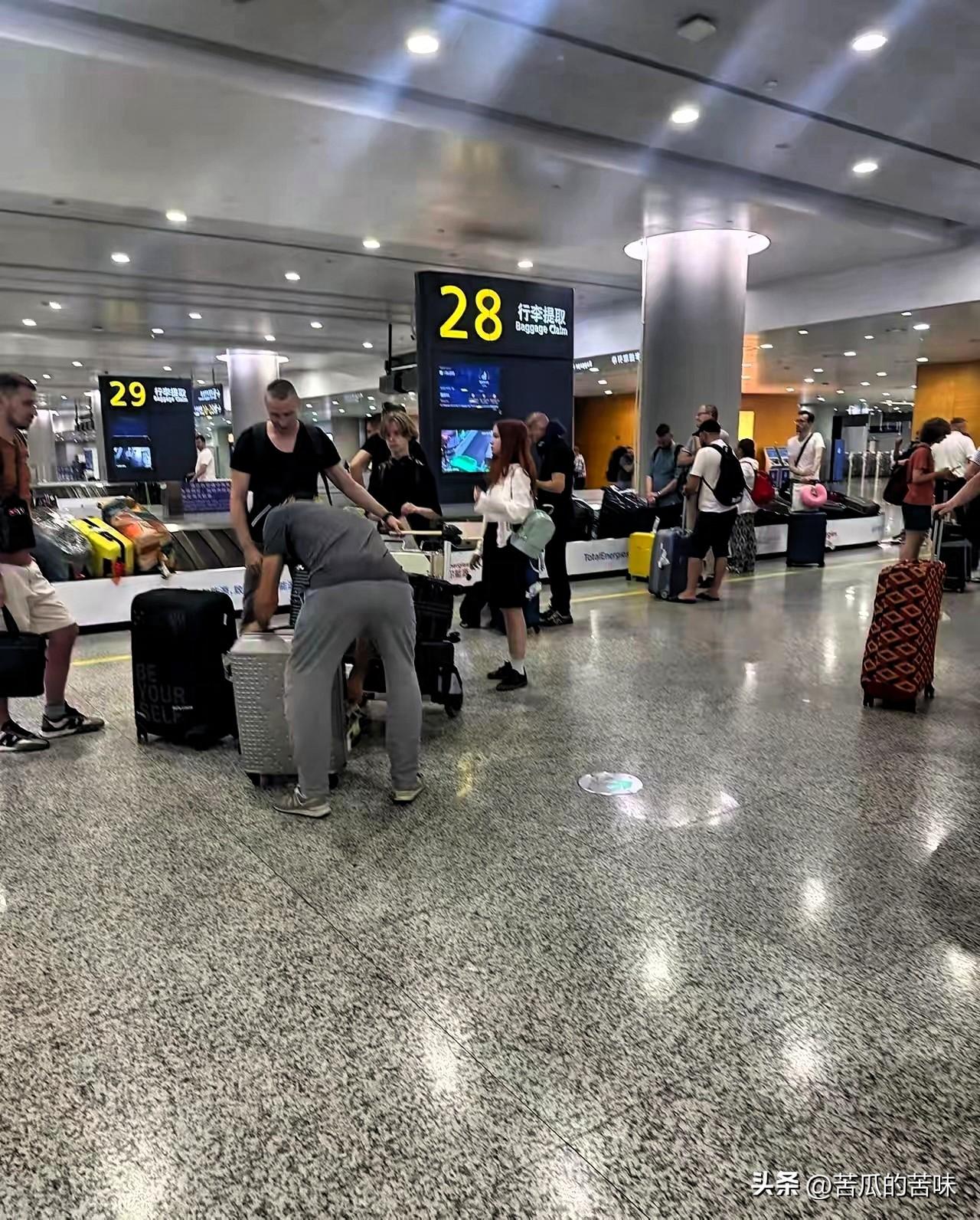 昨天深夜，上海浦东机场哭声一片，叹气声不断。因为几架飞往中东的航班在空中飞了六七