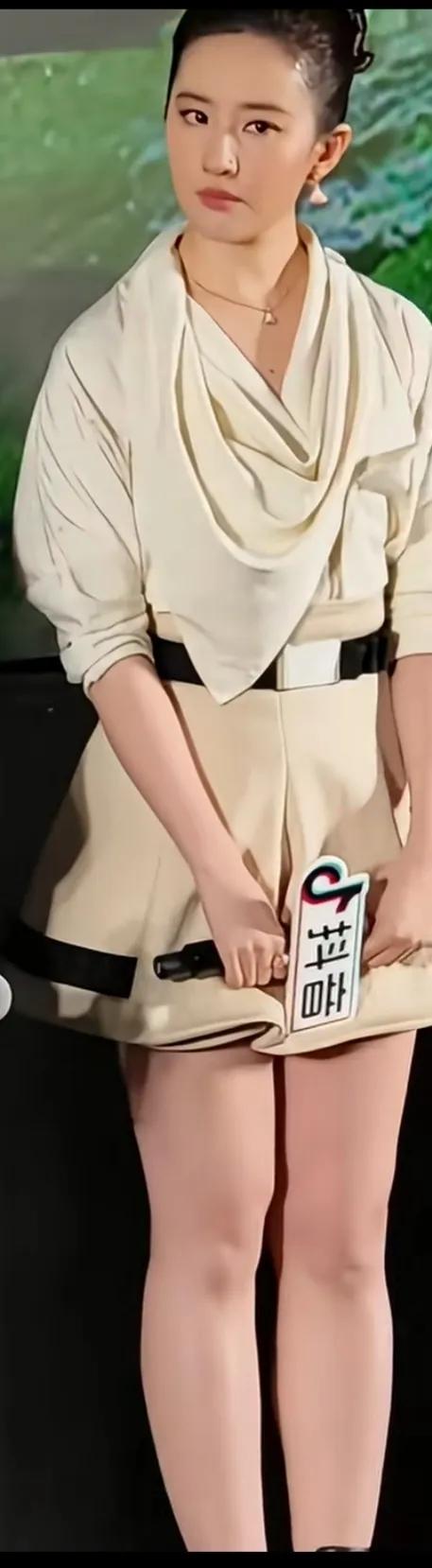 都说刘亦菲的腿型不好看，太粗壮了。
个人觉得她这种腿型才是健康的，圆润有肉，又直