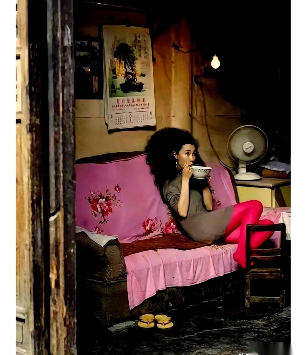 2004年，桂林，一个普普通通的房间。
40岁的张曼玉，就那么窝在沙发里，扒拉着