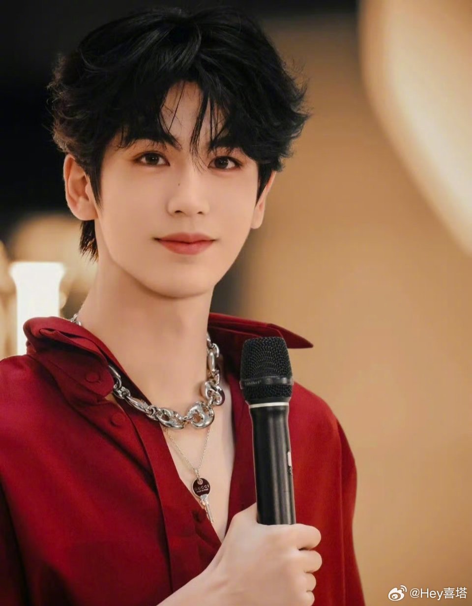 张凌赫ELLE四月封张凌赫受推ELLE四月封张凌赫ELLE四月封要来啦静候时尚宠