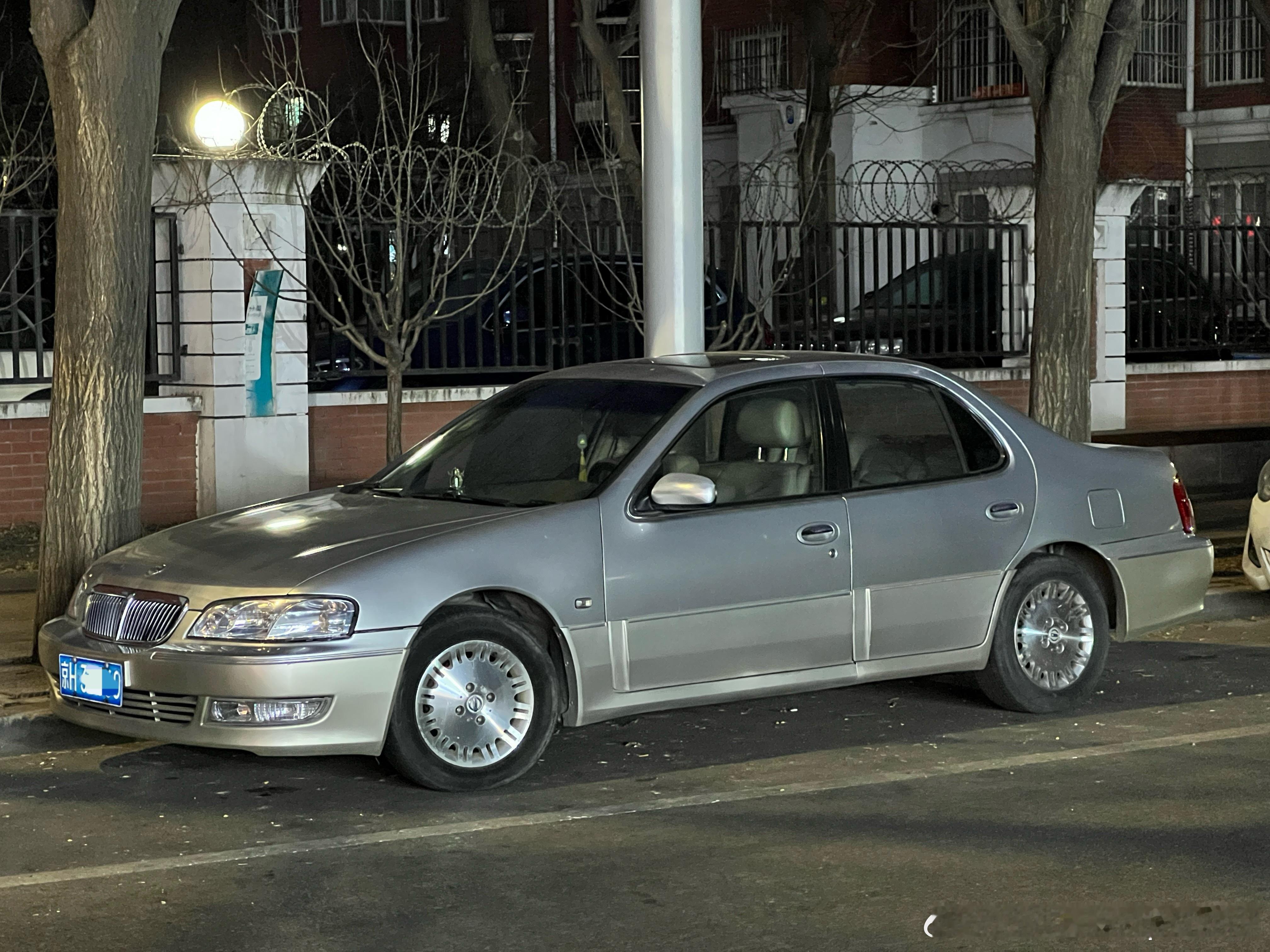 哇偶！偶遇一台保养的非常非常好的京牌日产老蓝鸟。银色饼圈，双色车身，最关键是没贴