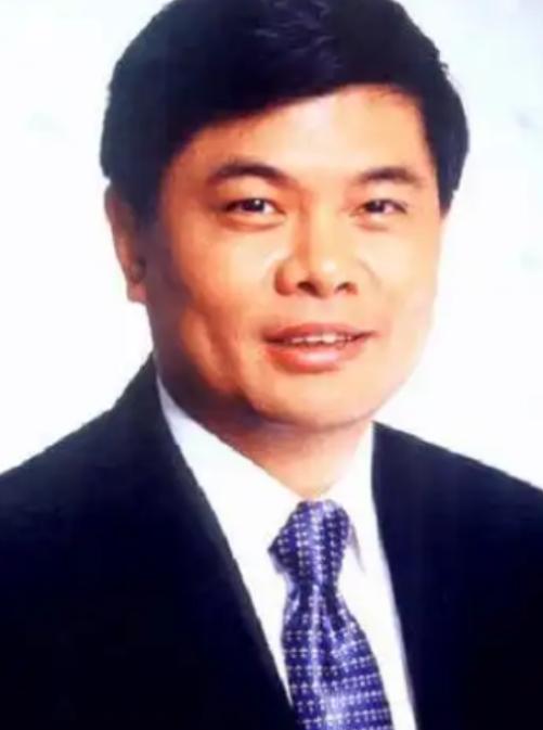 2004年，亿万富翁丁健对妻子说：“给你一个亿，离婚吧，我爱上别人了”，可妻子抱