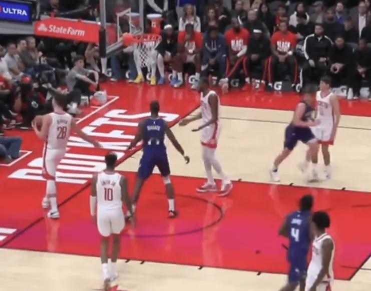 这球别说杜兰特了，要是我在场上，我也得生气，申京就让克尼普尔就那么轻松突破上篮了