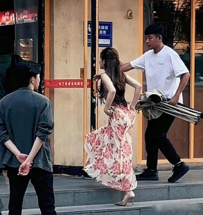 赵露思在《许我耀眼》中的服饰简直绝了，一眨眼她又换了一套，每一件都让人眼前一亮 