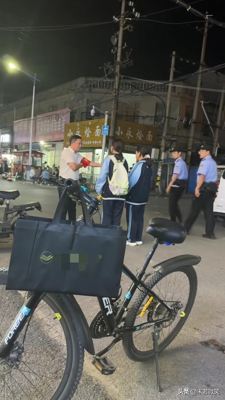 这才是好老师！河南一中学晚上9点多下晚自习，2名女生出来买奶茶，然后和几个小青年