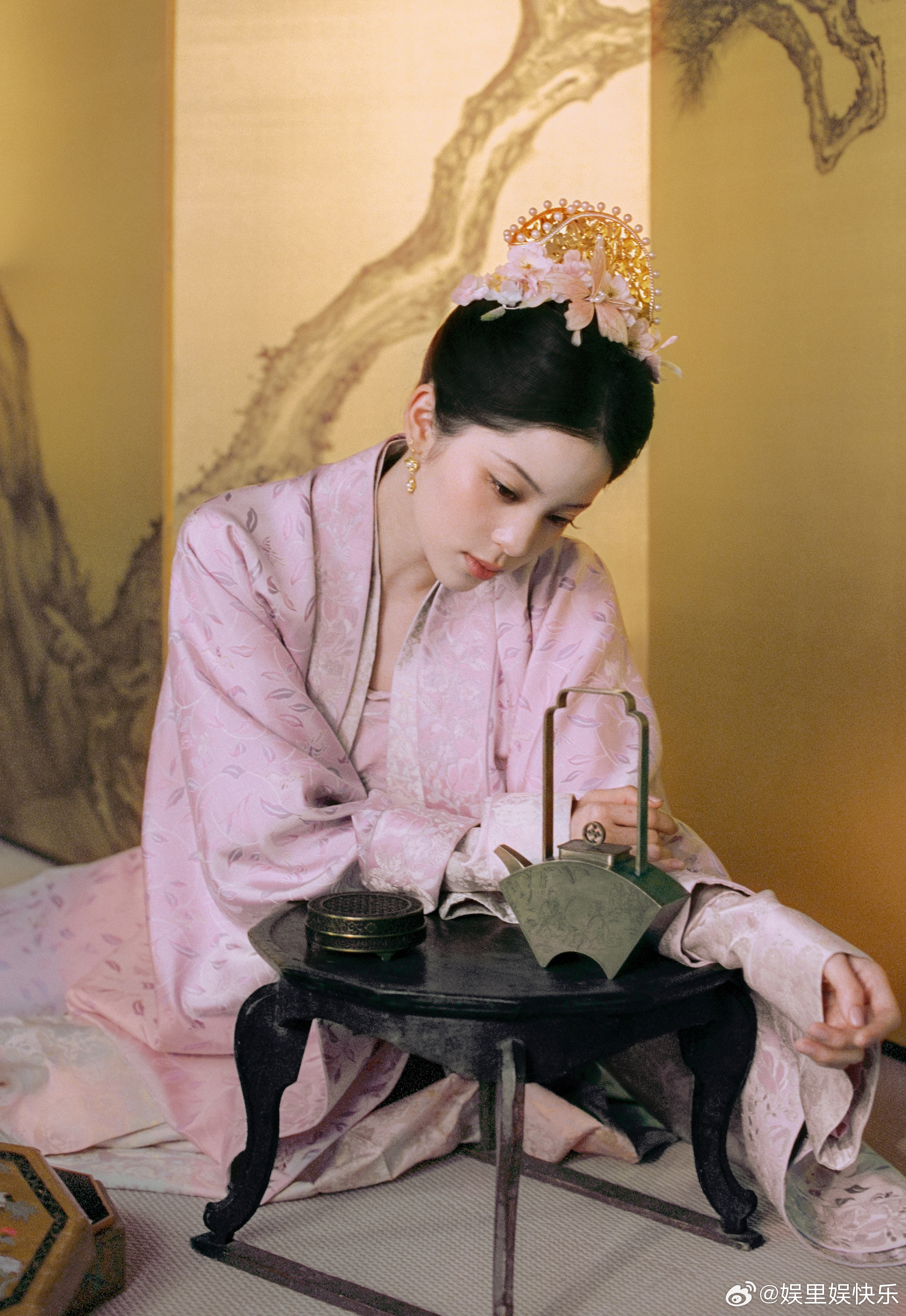 欧阳娜娜古装 宋风造型惊艳全场！粉调妆造高级温柔，耳间细饰添韵味，既有少女感又有