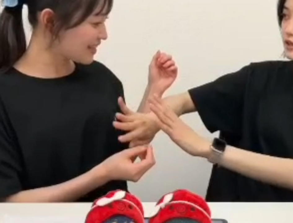 上课偷偷看我差点笑出猪叫（） 