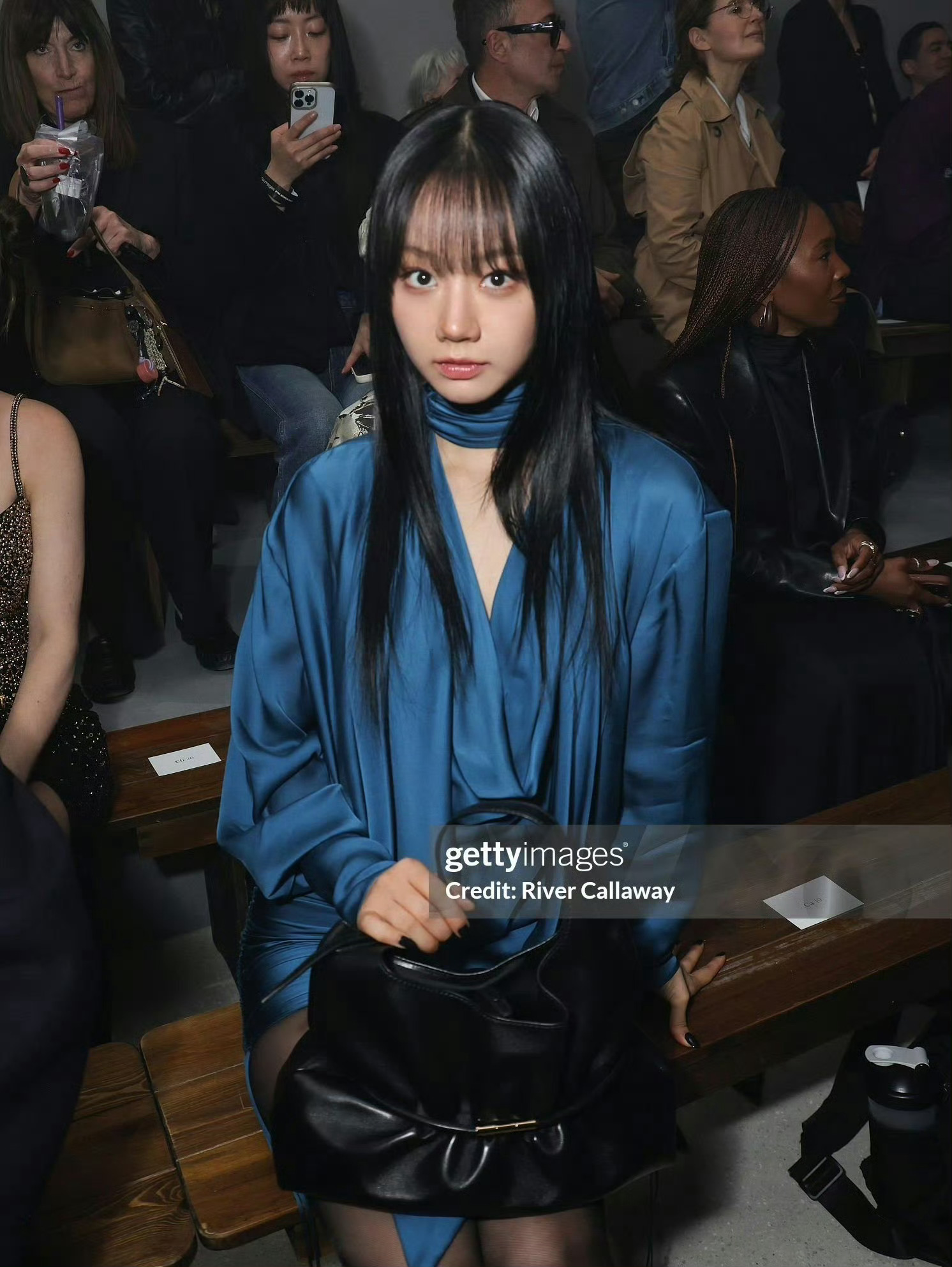 李惠利黑长直蓝裙 蓝裙搭配黑长直很是高级，欧尼生图状态好绝～ 