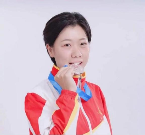 1994年的太原火车站附近，一位步履蹒跚的老太在捡垃圾的过程中发现了一名被遗弃的