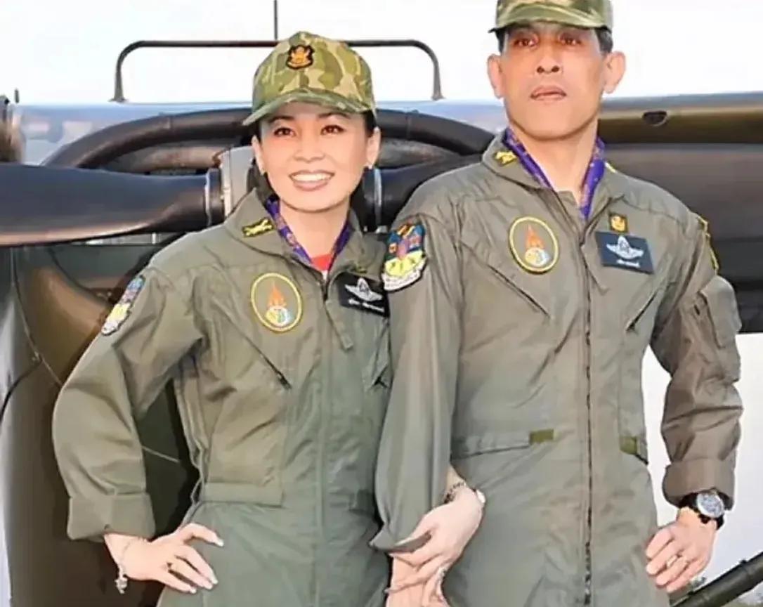 72岁了，比普京还硬核。
泰国国王去不丹访问，往返都是自己和王后一起开着飞机。