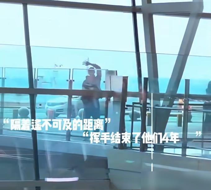 女孩考研结束后，收到了男孩寄来的分手信，手写信曾是他们两个心照不宣的浪漫。

面