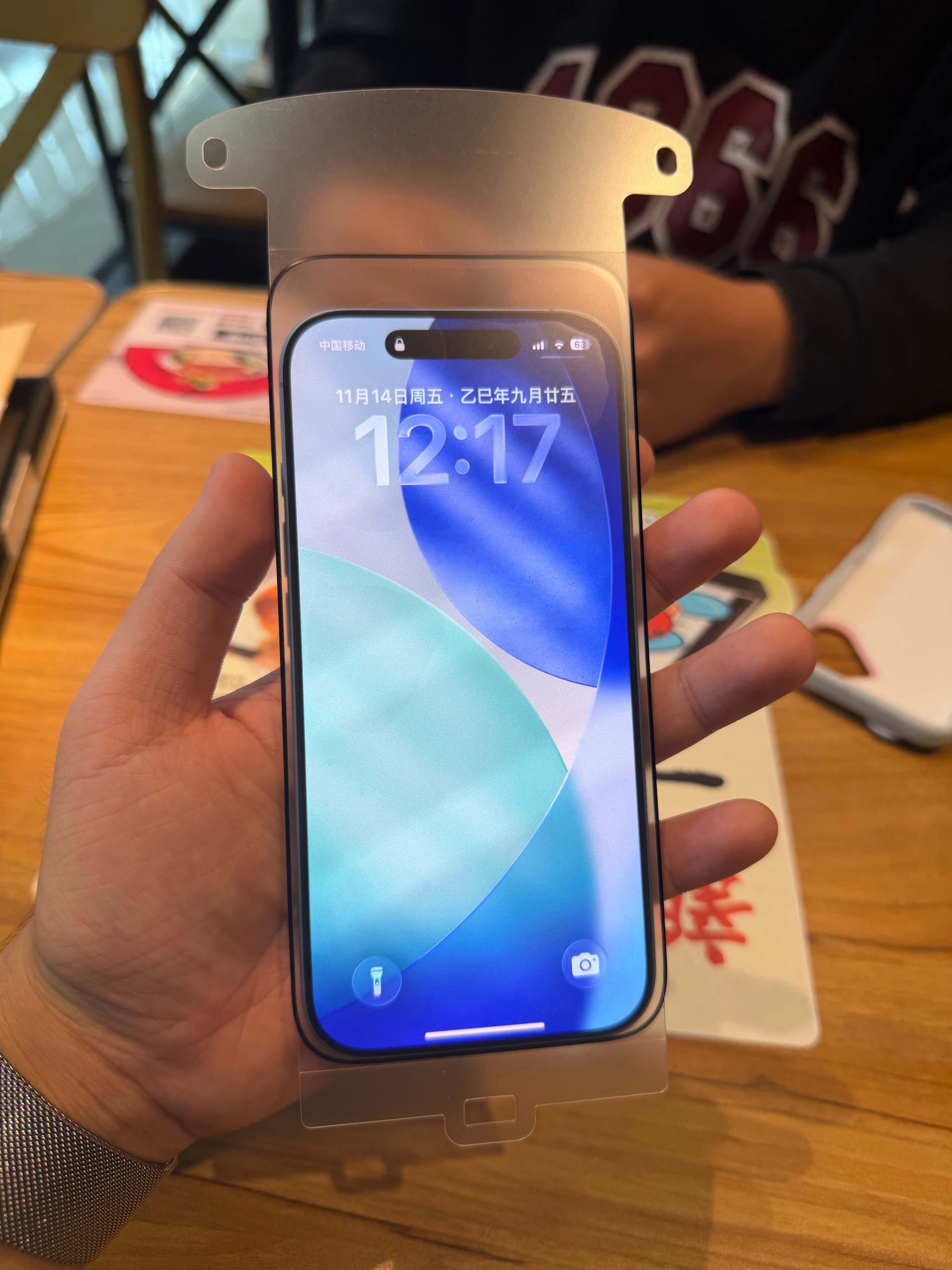 今天给好兄弟的手机贴一个膜，发现他买的是大号的他用的iPhone17 买成17P