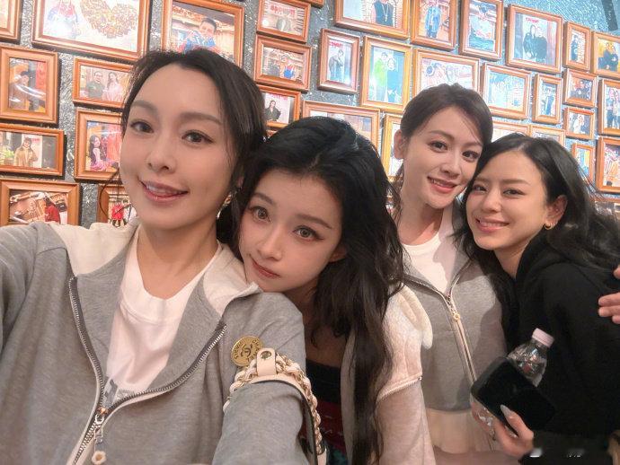 孙怡说又当队长了孙怡范玮琪叶一茜江语晨合照孙怡说又当队长了，和姐姐们一起比耶搞怪