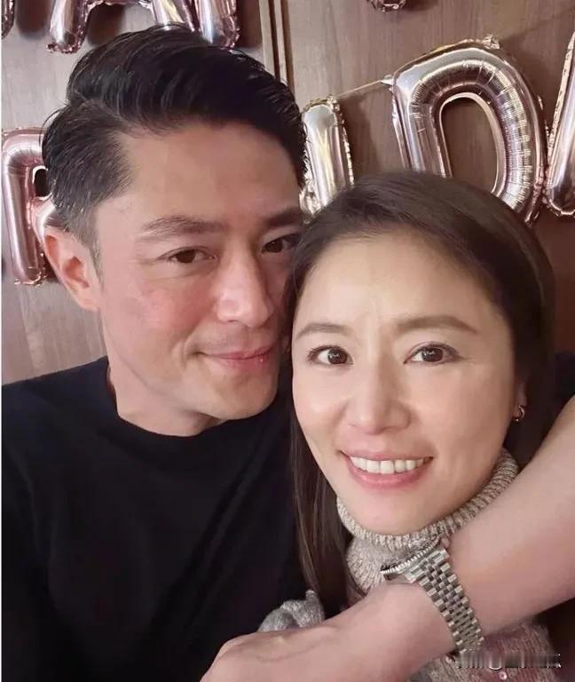 霍建华和林心如夫妻素颜合照，很恩爱，很甜密。镜头下的两人脸上似乎岁月留下了些痕迹